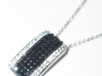 Schwarz-weißer Zirkoniaanhänger mit Kette